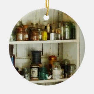 Sturmlampe in der Speisekammer Keramikornament