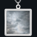Sturmwolken brechen versilberte kette<br><div class="desc">Dunkle stürmische Wolken brechen im Vordergrund dieses Farbfotos auseinander. Die Wolkenschichten werden hellere Grautöne tiefer ins Bild. Hinter den Sturmwolken sind hellblaue Himmel zu sehen, wenn sich das Wetter auflöst. Digitales, Farbfoto. Copyright © 2010 Claire E. Skinner. Alle Rechte vorbehalten.</div>