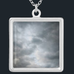 Sturmwolken brechen versilberte kette<br><div class="desc">Dunkle stürmische Wolken brechen im Vordergrund dieses Farbfotos auseinander. Die Wolkenschichten werden hellere Grautöne tiefer ins Bild. Hinter den Sturmwolken sind hellblaue Himmel zu sehen,  wenn sich das Wetter auflöst. Digitales,  Farbfoto. Copyright © 2010 Claire E. Skinner. Alle Rechte vorbehalten.</div>