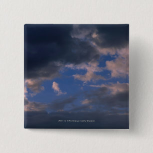 Sturmwolken gegen blauen Himmel Button
