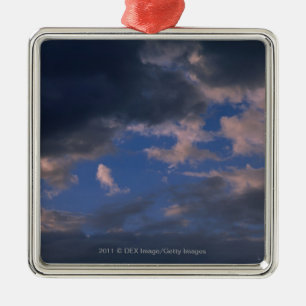 Sturmwolken gegen blauen Himmel Ornament Aus Metall