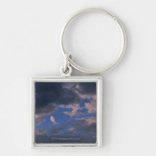 Sturmwolken gegen blauen Himmel Schlüsselanhänger