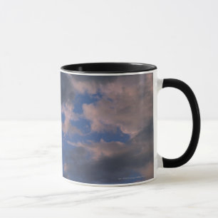 Sturmwolken gegen blauen Himmel Tasse