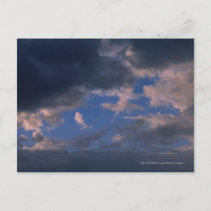 Sturmwolken gegen den blauen Himmel Postkarte