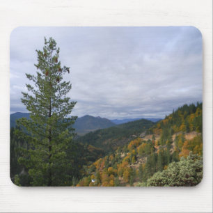 Sturmwolken mit Herbstfarben über den Bergen. Mousepad