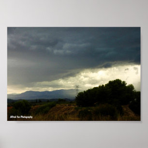 Sturmwolken über Berggipfeln Poster