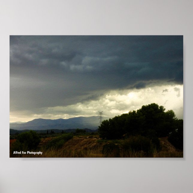 Sturmwolken über Berggipfeln Poster (Vorne)