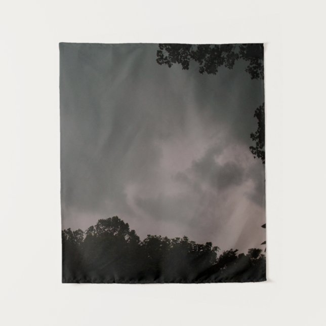 Sturmwolken über dem Wald Wandteppich (Vorderseite)