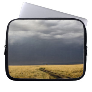 Sturmwolken und Straße über gasförmige Ebenen der Laptopschutzhülle