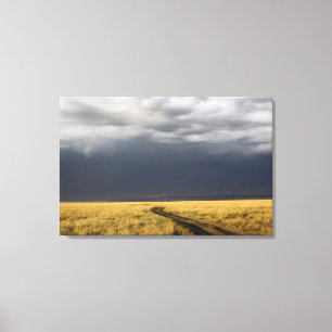 Sturmwolken und Straße über gasige Ebenen der Leinwanddruck