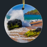 Sturz der Wellen am Strand von Hawaii Keramik Ornament<br><div class="desc">Surfen auf Felsen am Secret Beach (Kauapea Beach),  Kilauea Lighthouse sichtbar,  Kauai,  Hawaii| Ruß Bishop / DanitaDelimont.com</div>