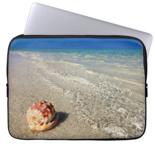 Sturzhelm-Muschel in tropischem Lagoon  Cassis Laptopschutzhülle