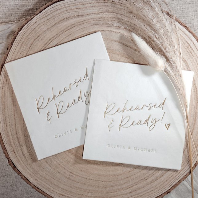 Style de note d'amour manuscrit coeur mariage Or (Custom rehearsal dinner napkins that say "rehearsed & ready" and are gold foil stamped on wood back)