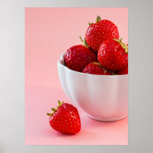 Styling-Foto aus frisch roten Erdbeeren auf rosa Poster