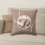 Stylische Custom Foto Weihnachtsfeiertag Kissen<br><div class="desc">Dieses stilvolle Weihnachts-Foto-Kissen ist mit dem Wort JOY in der modernen weißen Typografie auf einem beigen Taupe-Hintergrund dekoriert. Einfach mit Ihrem Foto und Namen anpassbar.</div>