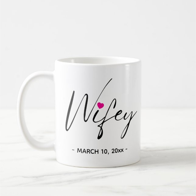 Stylische Ehefrau mit Hochzeitsdatum Kaffeetasse (Links)