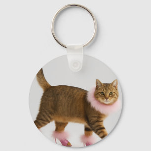 Stylische Katze in rosa Absätzen und fluffigem Schlüsselanhänger