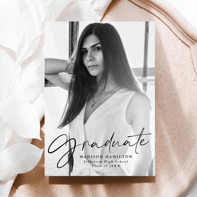 Stylischer Black Script Foto Abschluss Ankündigung (Von Creator hochgeladen)