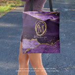 Stylischer Monogram Lila Agate Gold Glitzer Tasche<br><div class="desc">Eleganter, moderner, stilvoller Totbeutel personalisiert mit einem dekorativen Monogramm oder in Gold mit einem modischen, handgeschriebenen Skriptnamen in Weiß gegen eine schicke lila Tasse und Marmor-Design mit Imitaten Gold Glitzer und Funkeln. Kontaktieren Sie den Designer über den Zazzle Chat oder makeitaboutyoustore@gmail.com , wenn Sie dieses Design modifizieren möchten, ein anderes...</div>