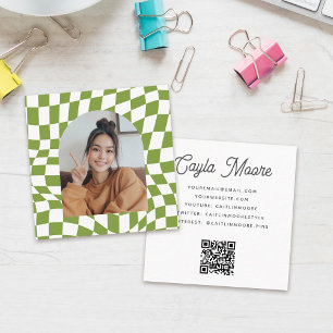 Stylisches Checkered Social Media oder Abschluss F Quadratische Visitenkarte