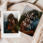 Stylisches Overlay Typografy Foto Save the Date<br><div class="desc">Elegante und stilvolle Save the Date-Karte mit Typografie-Overlay-Text,  auf der "rett unser Datum" mit deinem Foto steht.</div>