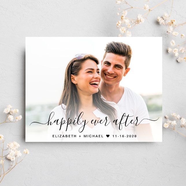 Stylisches Skript-Foto-Overlay Save the Date Ankündigungspostkarte (Our user-friendly template allows you to easily upload your photo & create a perfect save the date)