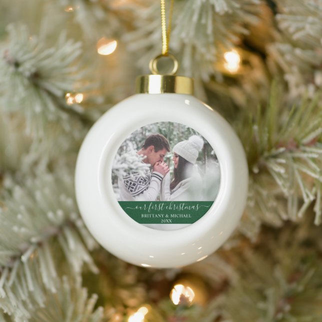 Stylisches Skript Unser erstes Weihnachtspaar Grün Keramik Kugel-Ornament (Baum)