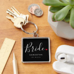 Stylish Bride Wedding Schlüsselanhänger<br><div class="desc">Das stilvolle Typografie-Skript "Bride" mit niedlicher,  kleiner,  roter Liebe und einem kompletten Stempel ist das perfekte Geschenk für jede Braut. Das Design ist einfach zu personalisieren mit Ihrem Namen und etablierten Hochzeitsdatum und wird der perfekte Sake von Ihrem besonderen Tag.</div>