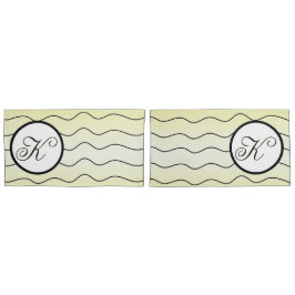 Stylish Buttery Lemon Zest Yellow Family Initial Kissenbezug