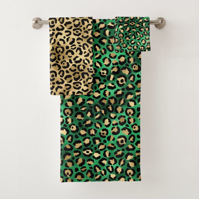 Stylish Green and Gold Foil Leopard Spots (En situation)