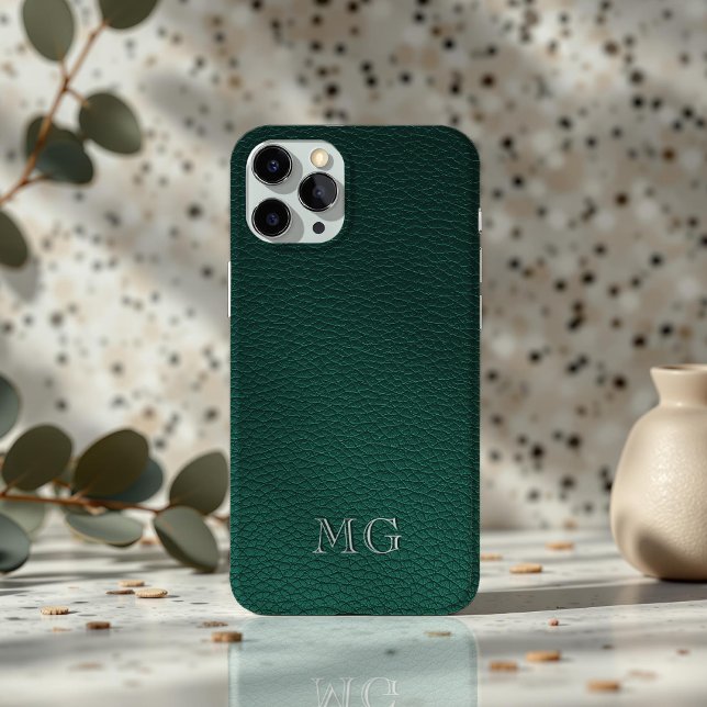 Stylish Green Faux Leather White Monogram Initial iPhone 16 Hülle (Von Creator hochgeladen)