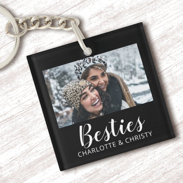 Stylish Modern Best Friends Script Photo Schlüsselanhänger (A black and white minimalist Best Friend "Besties" Keychain. Personalize it with your photo and name)