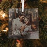 Stylish Our First Christmas als Mr. & Mrs. Foto Ornament Aus Glas<br><div class="desc">Genießen Sie die Freude an Ihren ersten Weihnachten als Neugeborene mit einem Personalisierten Foto Glass Ornament Feiern Sie den Meilenstein Ihres ersten Weihnachtsfestes als verheiratetes Paar, indem Sie Ihrer Urlaubsstimmung eine Touch personalisierten Charmes hinzufügen. Unser modernes Glasschmuck zeichnet sich durch ein volles Foto-Design aus, das sich perfekt eignet, um Ihren...</div>
