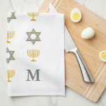 Stylish Star von David Menorah Jewish Monogram Geschirrtuch<br><div class="desc">Stilvolles, mit Monogramm jüdisches Küchentuch, das den Imitaten Gold und Silber STAR OF DAVID und MENORAH in einem gefliesten Muster vor weißem Hintergrund zeigt. In der rechten unteren Ecke befindet sich ein KUNDENBEWEGLICHES MONOGRAMM, sodass Sie Ihren eigenen Initial hinzufügen können. Ideal für Hanukkah und andere jüdische Wohngestaltungen. Wählen Sie aus...</div>