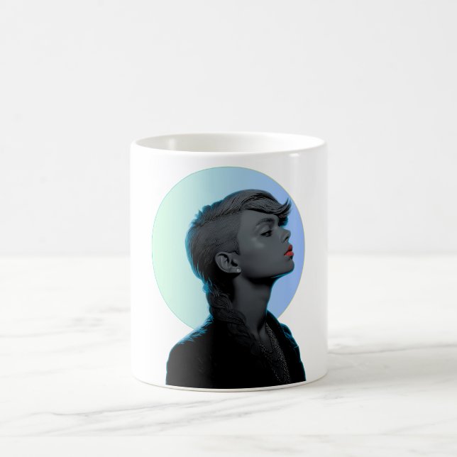 Stylish Woman in Monochromatic Portrait Kaffeetasse (Mittel)