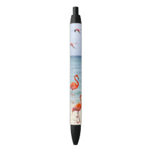 Flamants roses roses sur la plage