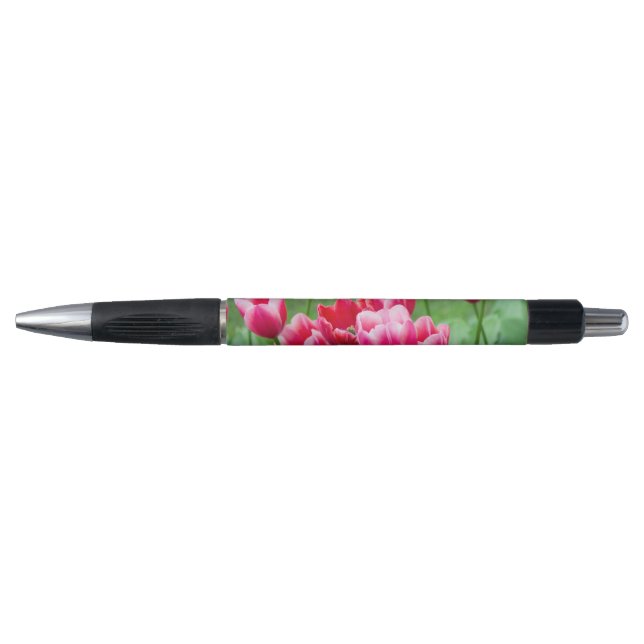 Stylo De mignonnes tulipes écarlate dans le jardin (Devant)