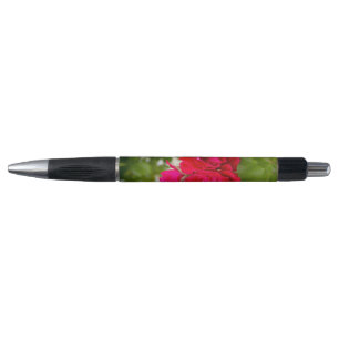 Stylo Grandes roses rouges dans le jardin