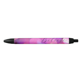 Stylo Noir arrière - plan "Crois" pourpre