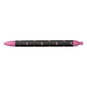 Stylo Noir Cocktail rose avec une tranche de citron sur noir