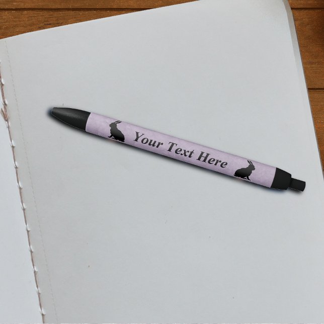 Stylo Noir Lapin noir Silhouette Lapin de Pâques (Two black silhouette Easter rabbits sitting on pretty purple writing pen.)
