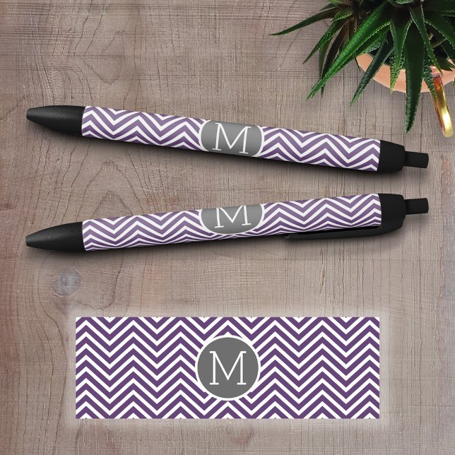 Stylo Noir Motif pourpre et gris Chevron avec Monogram (Custom Pen - Personalize this writing pen with your name, monogram or other text)