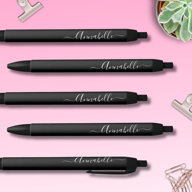 Stylo Noir Nom personnalisé noir et blanc (Modern and stylish personalized black pens with script typography.  Just add your own name.)