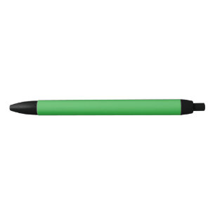 Stylo Noir Un écran vert vif posé contre un bar blanc propre