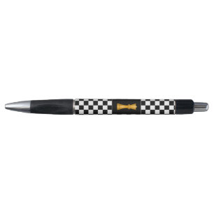 Stylo Reine dorée sur damier noir et blanc