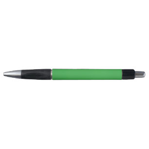 Stylo Un écran vert vif posé contre un bar blanc propre