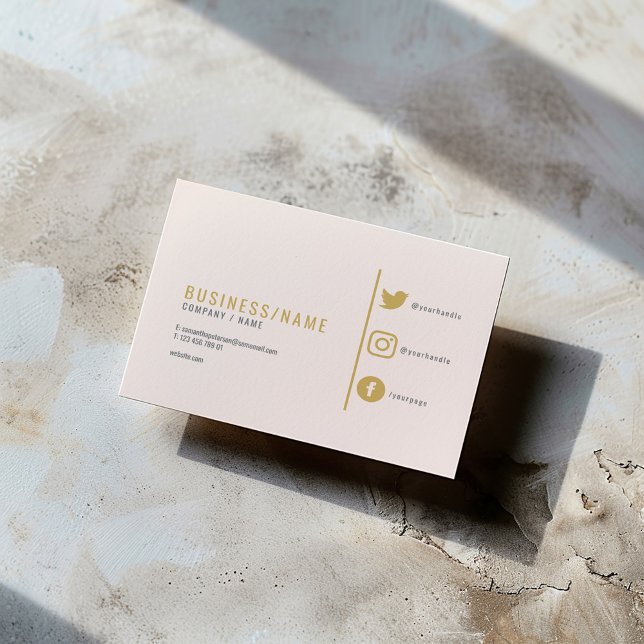 Subtile rosa Social Media Icons Spaß Visitenkarte (Modern gold and subtle pink business card with social media icons and minimalist layout.)