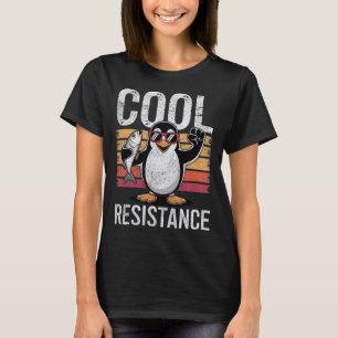 Subtiler kühler Widerstand Pinguin Zölle Protest A T-Shirt