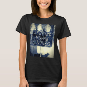 Suche nach menschlicher Güte T-Shirt