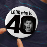 Suchen Sie, wer 40 Foto Schwarz-Weiß-Taste/Abzeich Button<br><div class="desc">Feiern Sie einen 40. Geburtstag mit diesem lustigen Look, der 40 Foto Abzeichen/Taste ist. Personalisieren Sie dieses Abzeichen mit einem Foto des Geburtstagsjungen oder -mädchens. Eine tolle Idee, um eine Geburtstagsfeier mit Spaß zu machen. Kann verwendet werden, um Fotos oder andere lustige oder peinliche Fotos über Ihren Geburtstag Mädchen oder...</div>